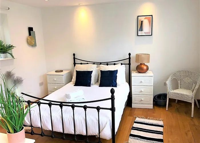 Prime Location! Detached Clifton Home With Parking
