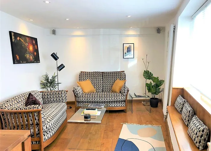 Prime Location! Detached Clifton Home With Parking
