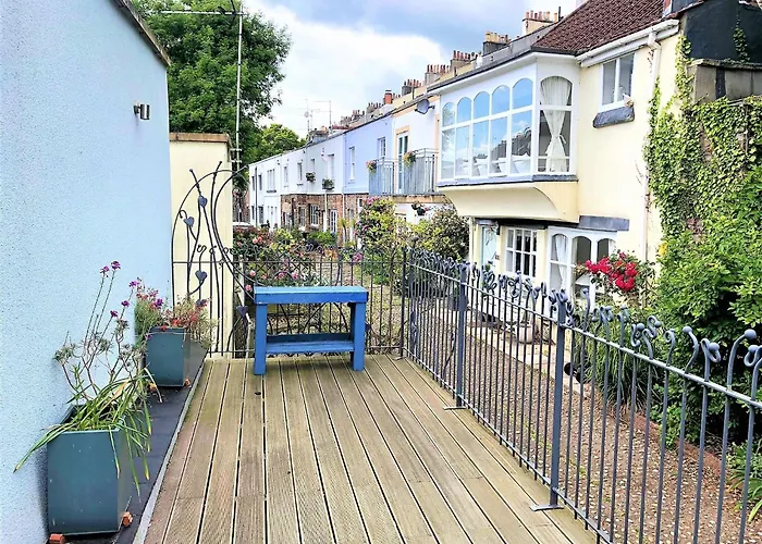 Prime Location! Detached Clifton Home With Parking