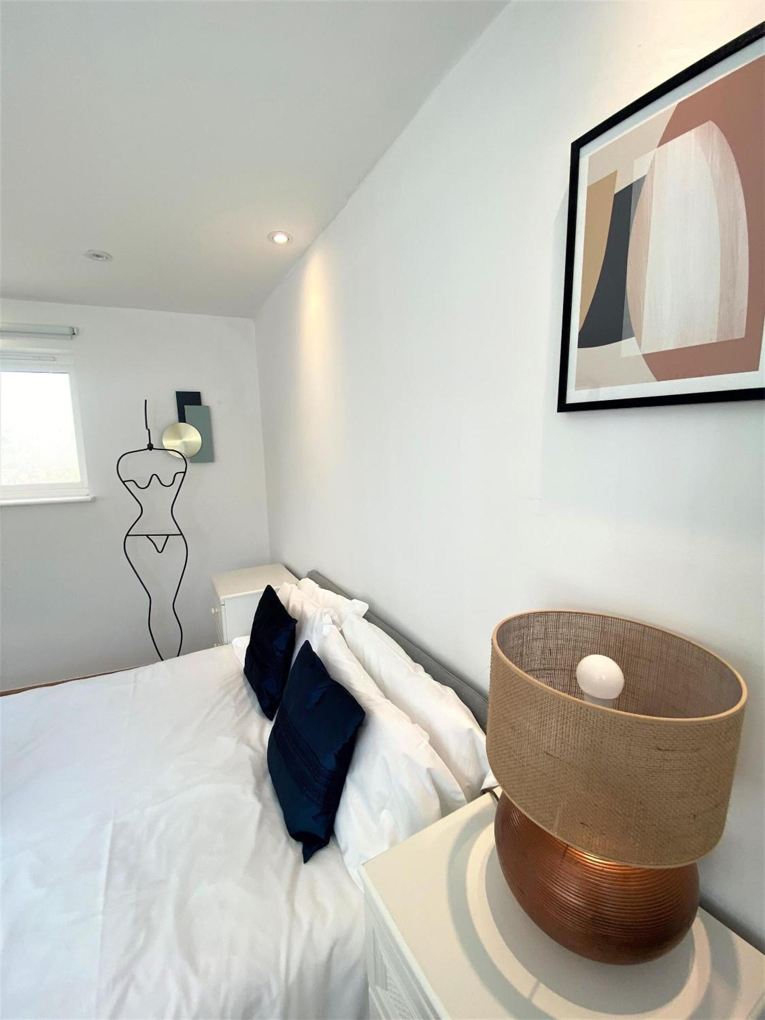 Prime Location! Detached Clifton With Parking *