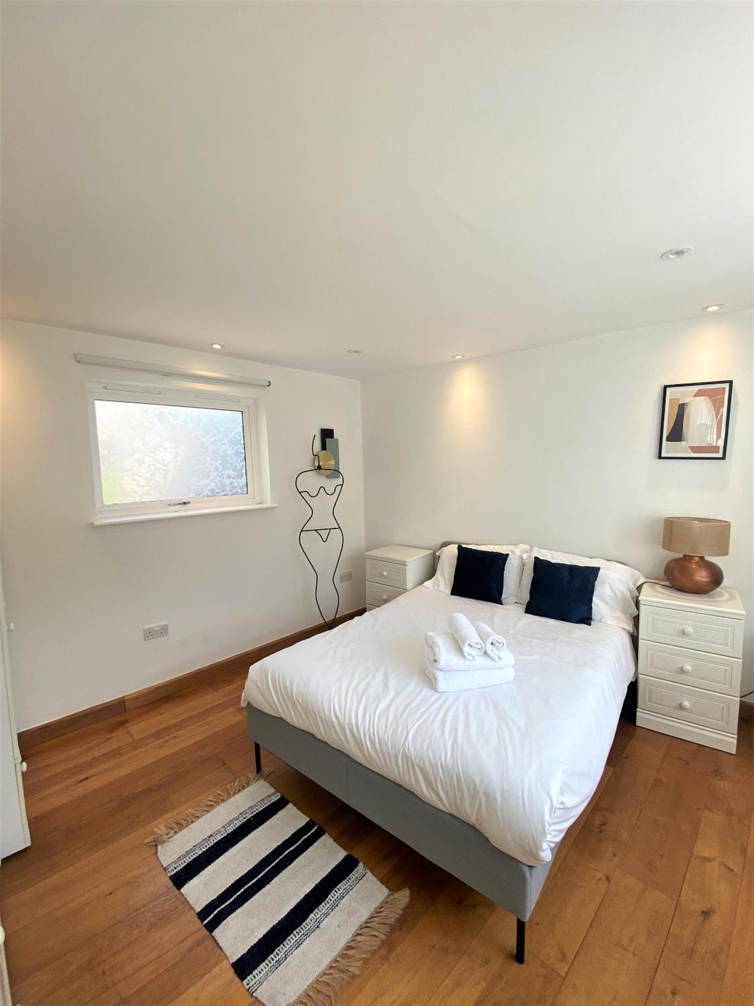 Prime Location! Detached Clifton With Parking *
