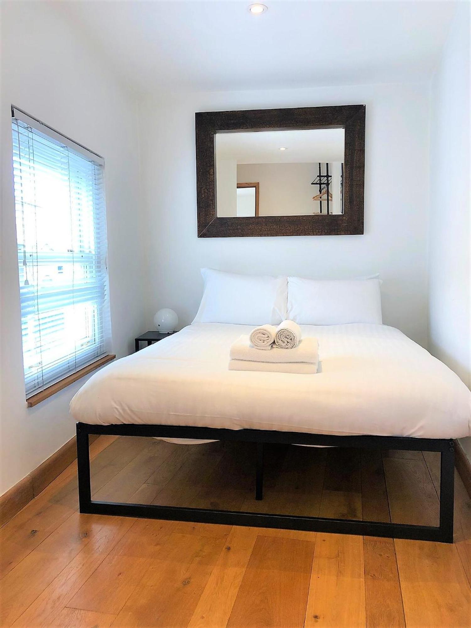 Prime Location! Detached Clifton With Parking