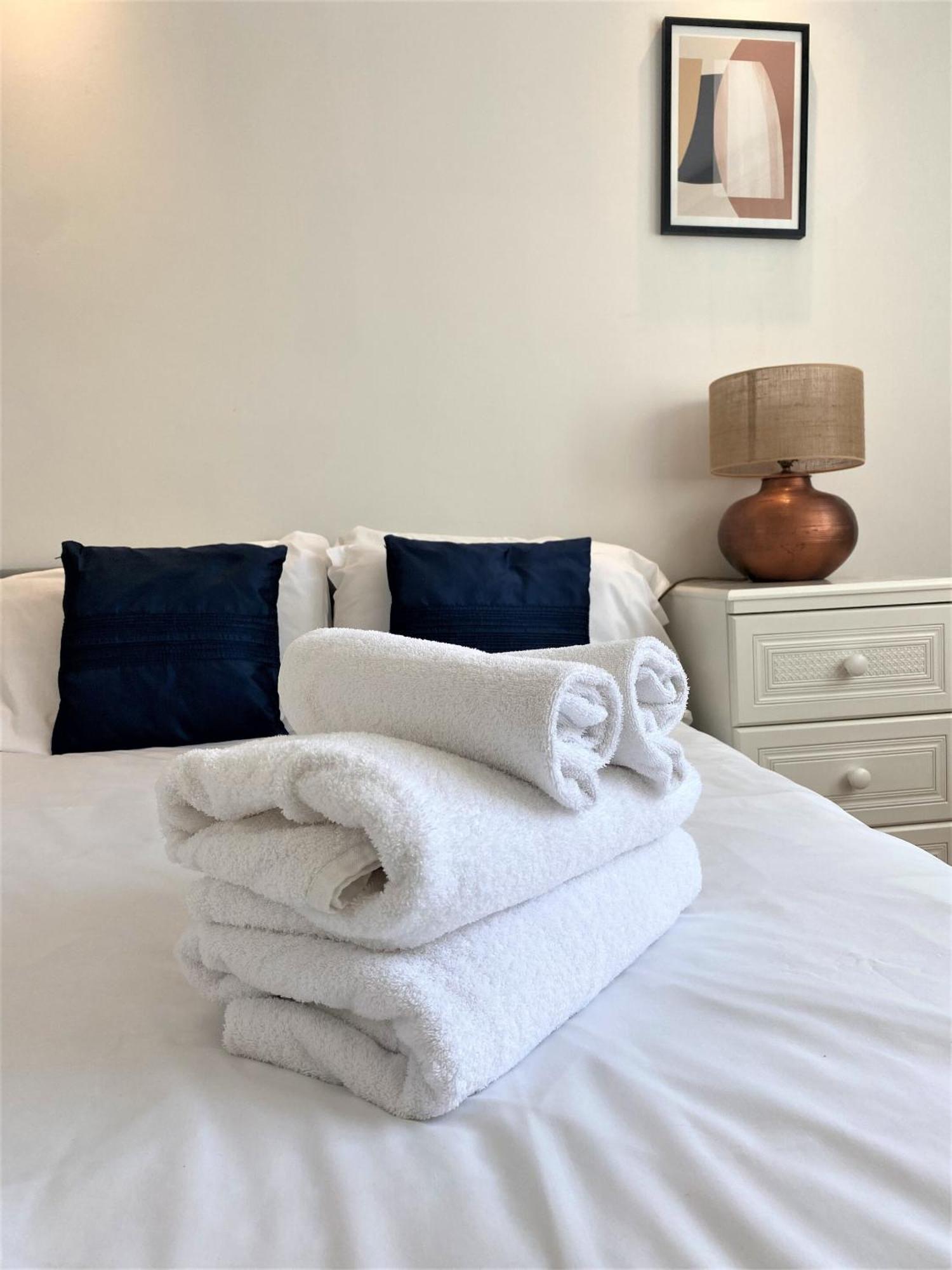 Prime Location! Detached Clifton With Parking *