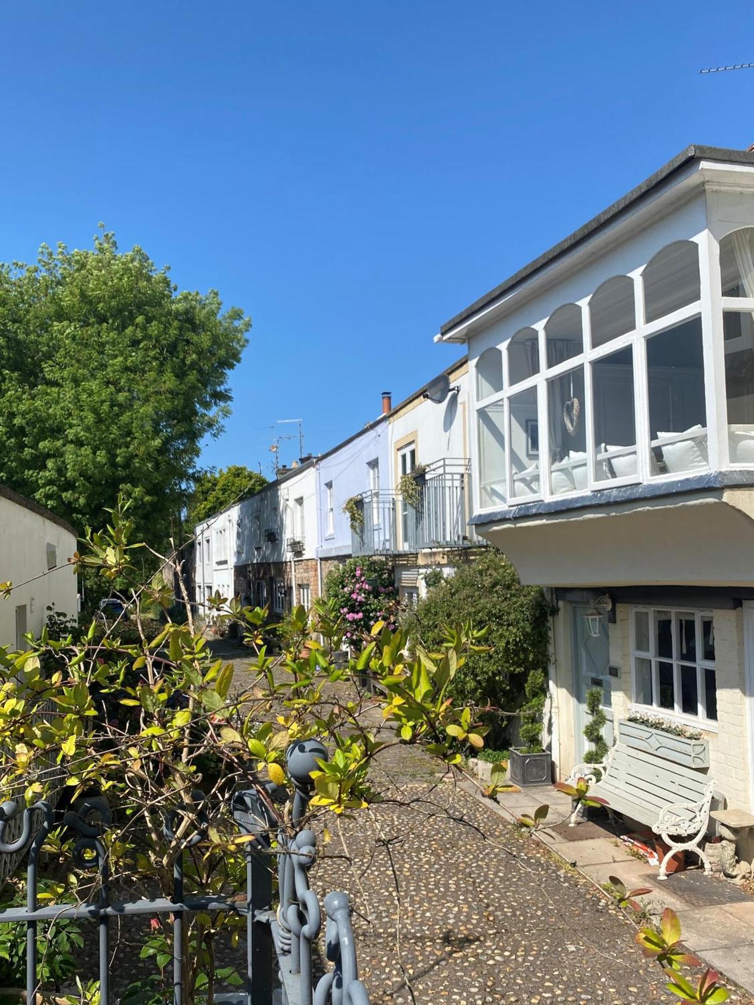 Prime Location! Detached Clifton With Parking *